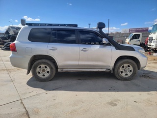 TOYOTA Landcruiser 200